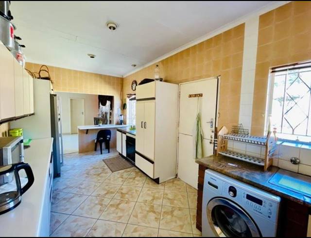 6 BEDROOM HOUSE FOR SALE IN GLENANDA